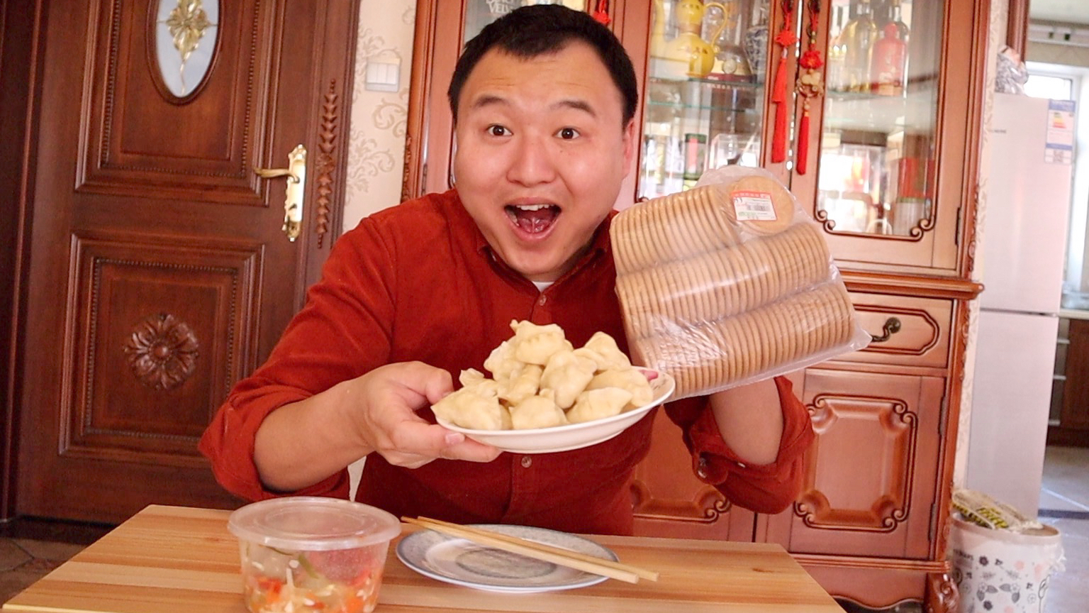 小伙听网友意见,包了25个饼干馅饺子,味道究竟咋样